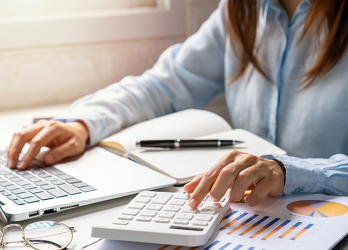 Chef d'entreprise travaillant sur sa comptabilité au bureau