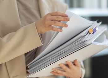 Photo d'un jeune adulte qui organise des documents