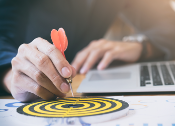 Photo d'une cible et d'un ordinateur pour illustrer une formation en stratégie commerciale