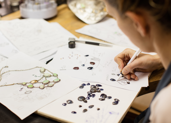 Vue en gros plan sur un travail d'esquisse de bijoux d'une apprentie