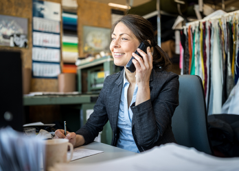 Photo d'une cheffe d'entreprise au téléphone
