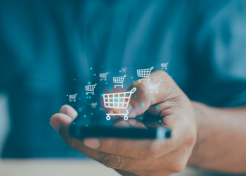 Photo illustrant la vente en ligne avec un smartphone et une main en gros plan 