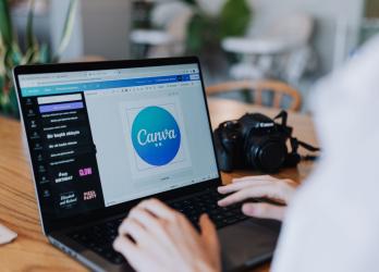 Fille sur ordinateur canva