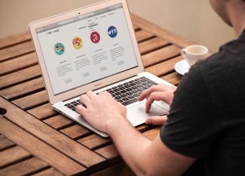 Homme navigant sur un site internet
