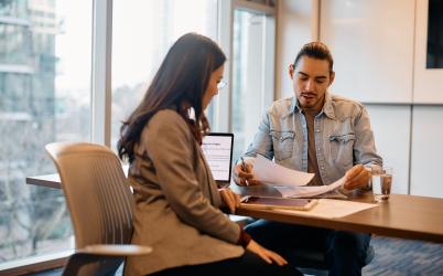 image d'un homme et d'une femme discutant autour d'une table