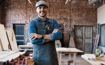 Jeune homme souriant dans son atelier