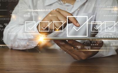 Eléments illustrant la digitalisation avec un ordinateur pour la transition numérique