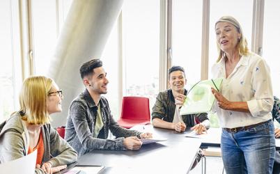 Photo d'un groupe d'apprenants avec sa professeur pour illustrer les formations courtes de la Chambre de Métiers d'Alsace