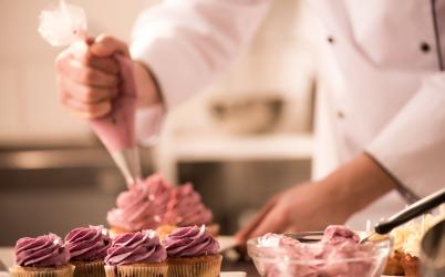 poche à douille et creme sur des cupcakes