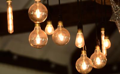 Des ampoules suspendues