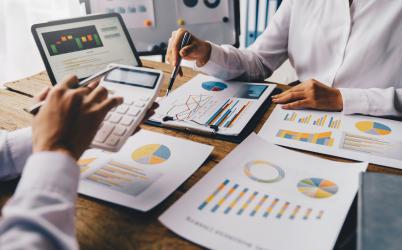 des personnes en train de calculer et analyser des documents