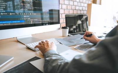 Personne en train de mettre à jour son site web