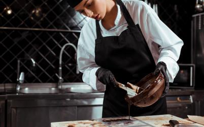 Jeune fille en train de verser du chocolat 