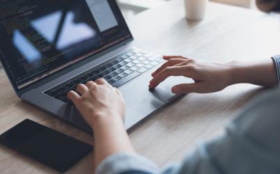 Personne tapant sur le clavier d'un ordinateur portable 