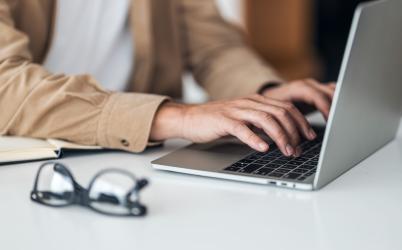 Personne tapant sur le clavier d'un ordinateur portable 