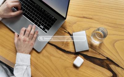 Personne tapant sur le clavier d'un ordinateur portable 