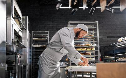Homme boulanger qui prépare du pain dans son atelier