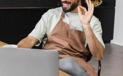 Artisan avec un ordinateur 
