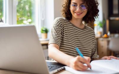 Visuel d'une personne suivant un webinaire organisé par la CM Alsace