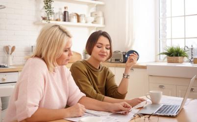 deux dames regardent des documents