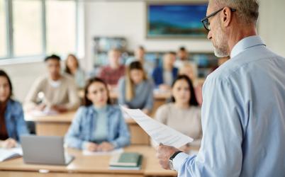UNE PERSONNE DONNE UN COURS DANS UNE SALLE DE CLASSE 