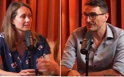 deux personnes en discussion