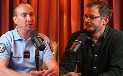 deux personnes en discussion