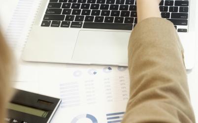 Personne sur ordinateur avec calculatrice