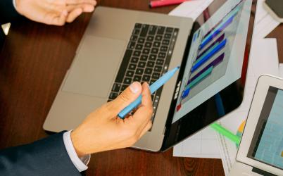 personnes travaillant sur ordinateur et documents