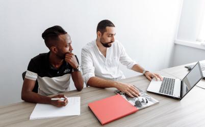 Deux hommes en apprentisage
