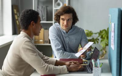 deux personne qui echange sur un projet