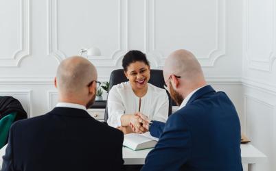 Serrage de mains entre trois personnes