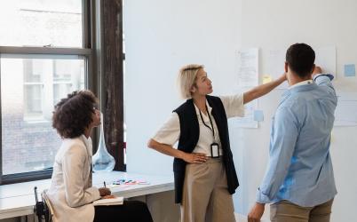 Travail en équipe dans un bureau