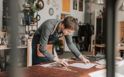 Artisan fait ses plans dans son atelier