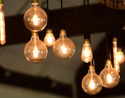 Des ampoules suspendues