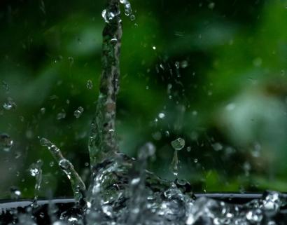 De l'eau de pluie tombe dans une cuve et éclabousse