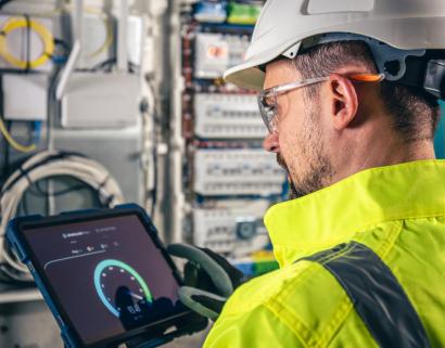 Technicien diagnostiquant un compteur électrique