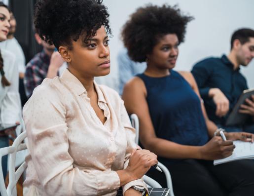 des femmes et des hommes assistant à une formation
