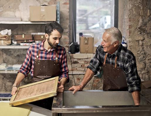 Photo de deux générations d'artisans 