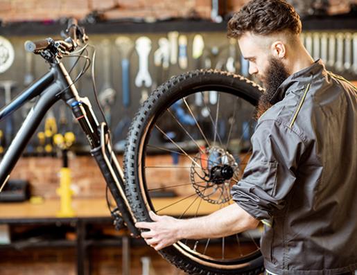 Un homme réparant un vélo