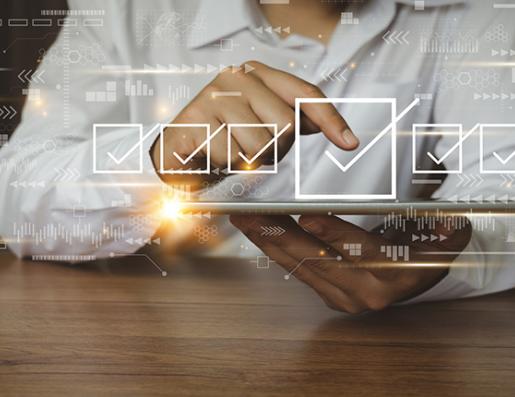 Photo d'une personne qui utilise une tablette pour cocher des éléments