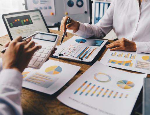 des personnes en train de calculer et analyser des documents