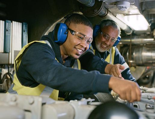 Photo d'un apprenti avec son maître d'apprentissage au travail