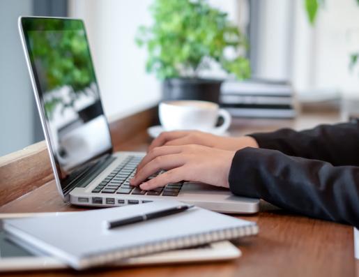Personne tapant sur le clavier d'un ordinateur portable