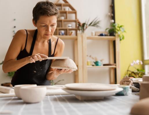 Une dame fait un bol en poterie