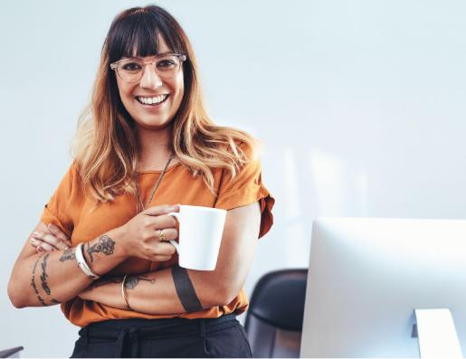 jeune femme à son bureau qui sourit