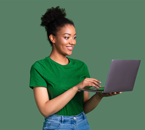 une femme devant son ordinateur sur fond vert