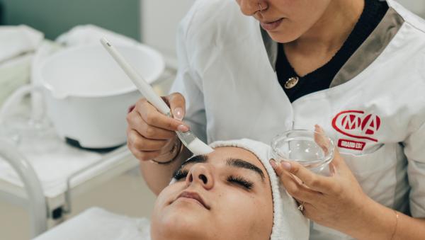 une personne en apprentissage fait un soit du visage 