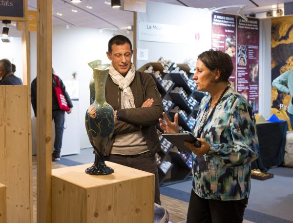 Le stand d'une restauratrice des arts céramiques et verriers