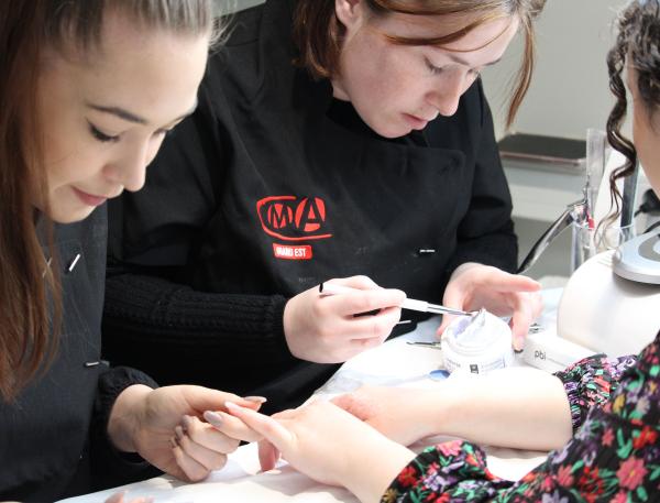 Deux apprentis en esthétique de CMA Formation Nancy